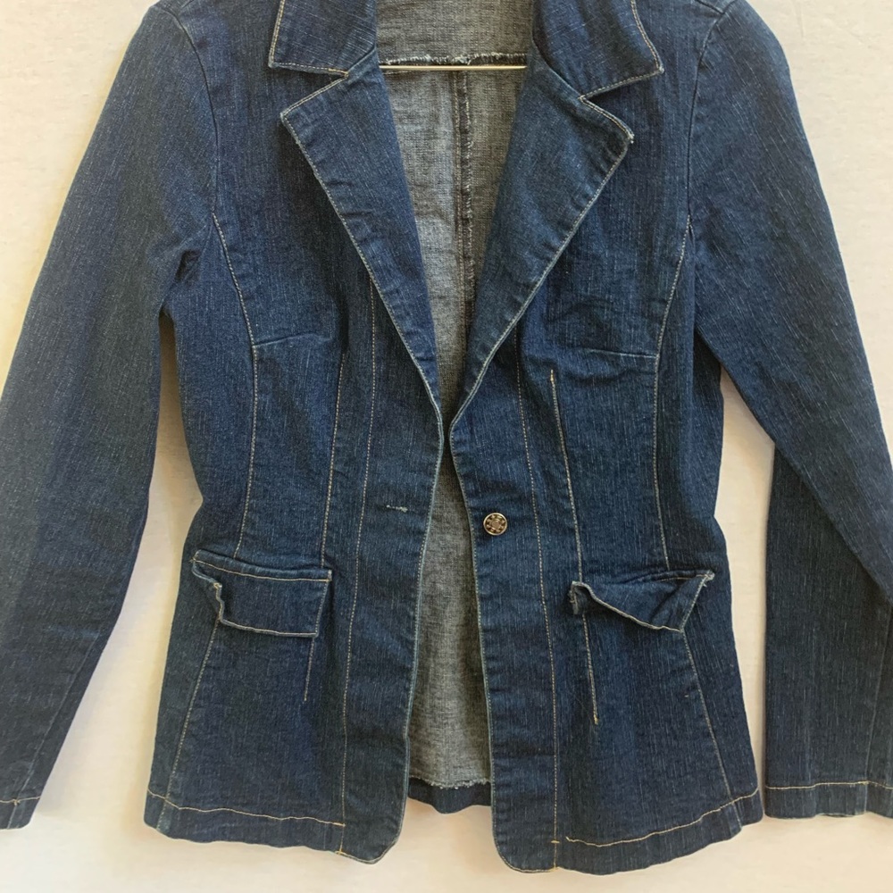 Fitted denim jacket